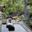 un soldat folosește arma Bushmaster