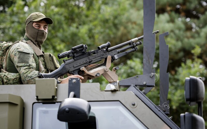 un soldat folosește arma Bushmaster