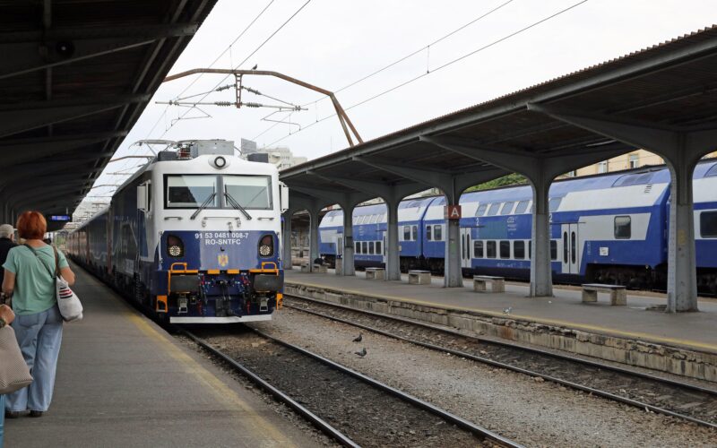 Tren care garează în Gara de Nord, București