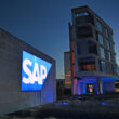 Logo-ul SAP luminat pe o clădire