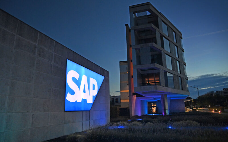 Logo-ul SAP luminat pe o clădire