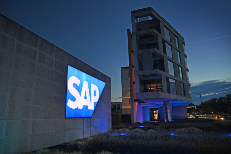 Logo-ul SAP luminat pe o clădire