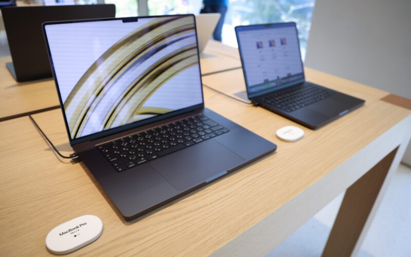 un apple macbook pro expus in magazin