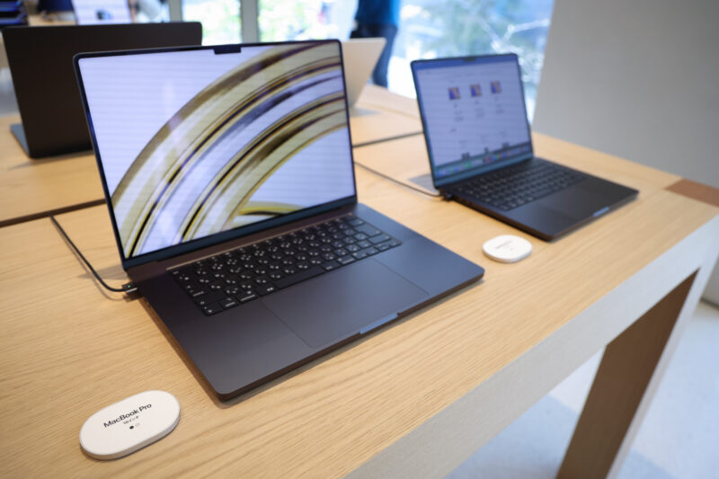 un apple macbook pro expus in magazin