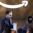 Panos Panay, de la amazon, prezentand noul Kindle
