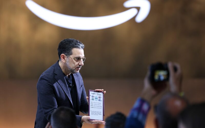 Panos Panay, de la amazon, prezentand noul Kindle