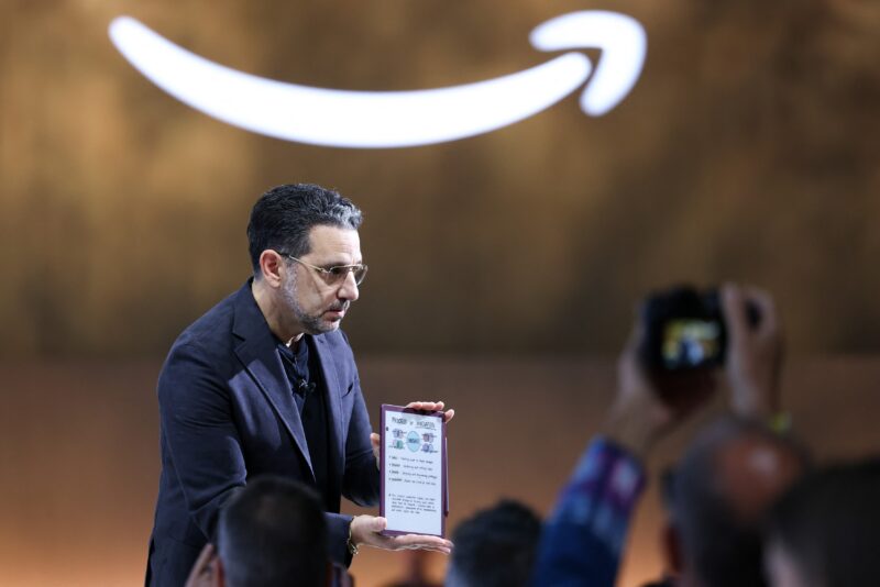 Panos Panay, de la amazon, prezentand noul Kindle