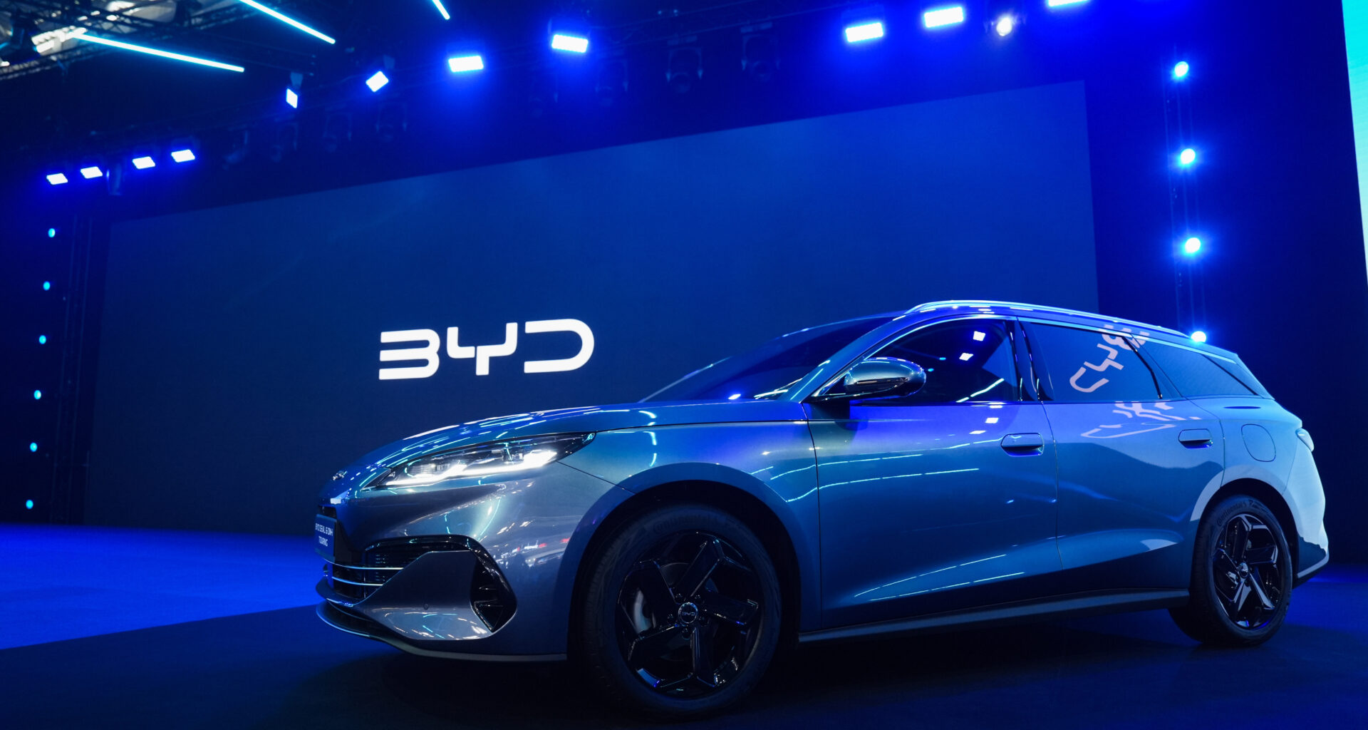 un break BYD în fața logoului companiei