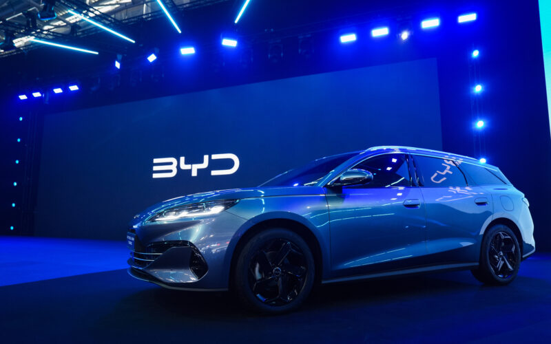 un break BYD în fața logoului companiei