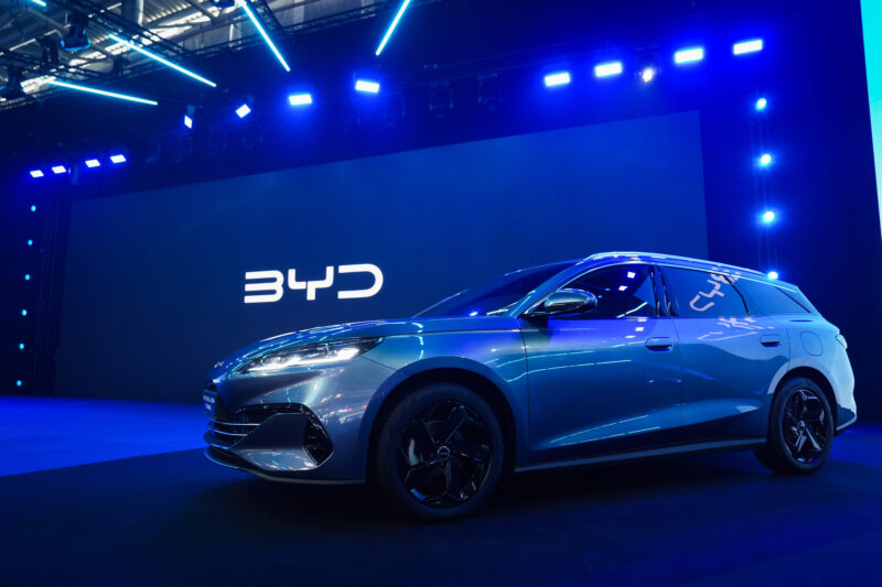 un break BYD în fața logoului companiei