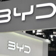 logo-ul BYD la un stand auto