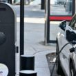 mașină electrică se încarcă