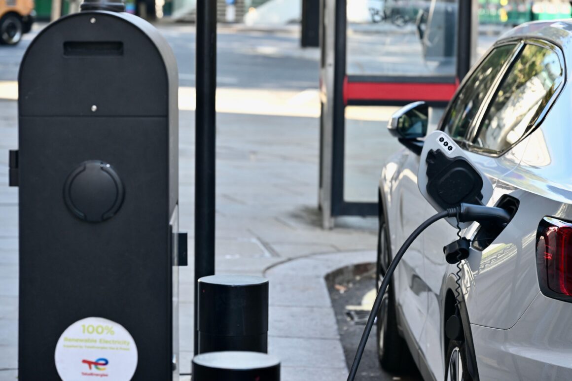 mașină electrică se încarcă