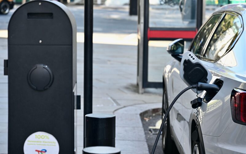 mașină electrică se încarcă