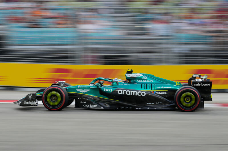 Alonso la volanul monopostului Aston Martin în Singapore