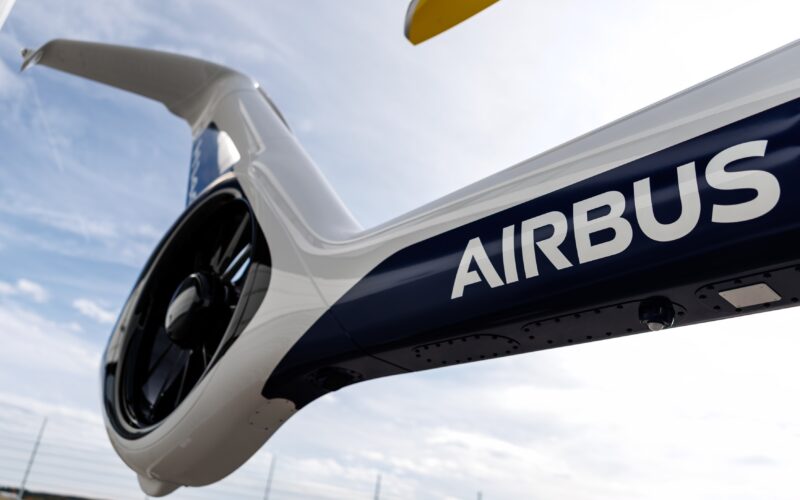 numele airbus scris pe coada unui elicopter