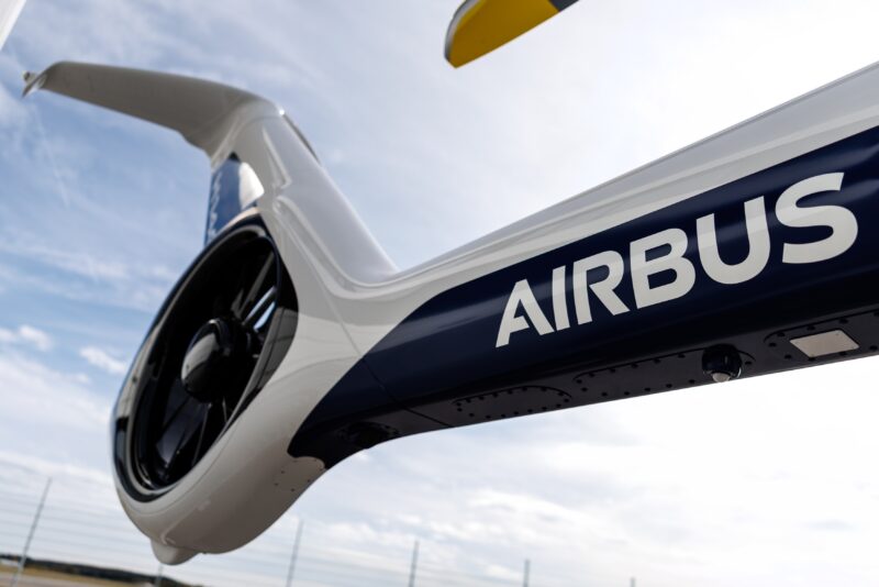 numele airbus scris pe coada unui elicopter