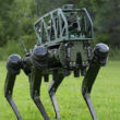 Robot patruped lansator de grenade