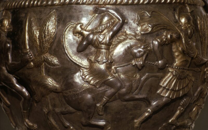 Vas de argint din sec. IV-V d. Hr. care înfățișează războinici sarmați