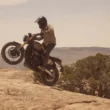 motocicleta adventure surprins in off-road