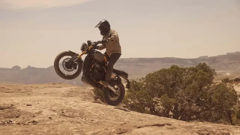 motocicleta adventure surprins in off-road