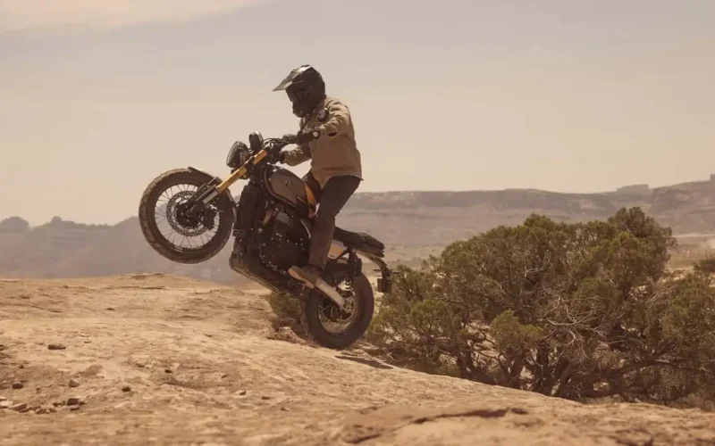 motocicleta adventure surprins in off-road