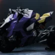 motocicleta custom pe un fundal negru
