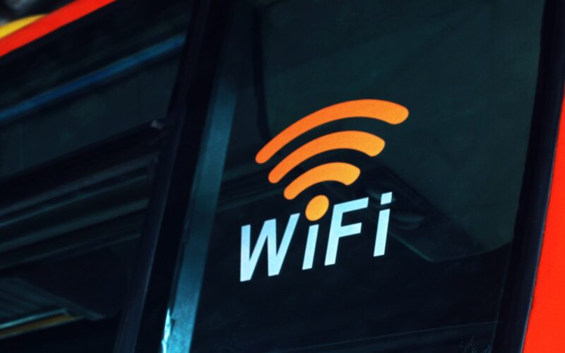 Semnalele Wi-Fi pot crea acum imagini precise ale unei camere cu ajutorul unei inteligențe artificiale pre-antrenate