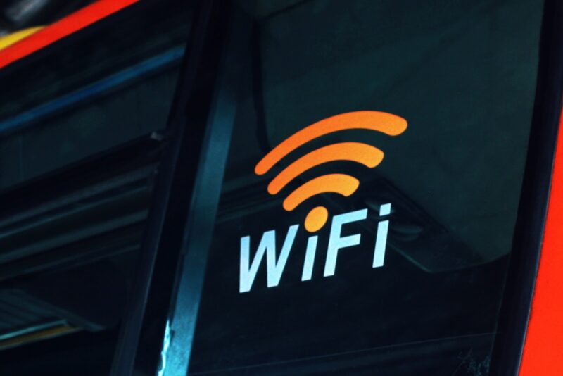 Semnalele Wi-Fi pot crea acum imagini precise ale unei camere cu ajutorul unei inteligențe artificiale pre-antrenate
