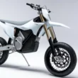 motocicleta electrica de culoare alba si tip super moto pe fundal gri