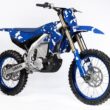 motocileta de mici dimensiuni de motocross electrica de culoare albastra pe fundal alb