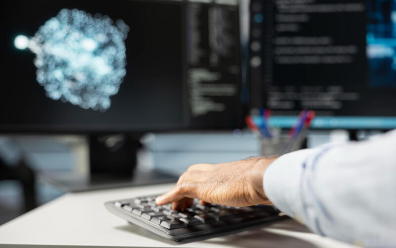 o persoana foloseste inteligenta artificiala pe un computer