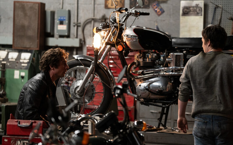 gataj in care se lucreaza la o motocicleta clasica