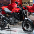 motocicleta naked de la ducati pe stand de preentare