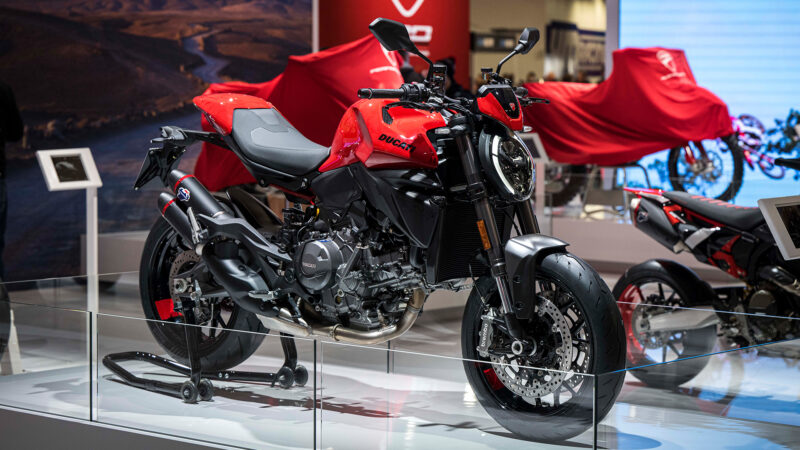 motocicleta naked de la ducati pe stand de preentare