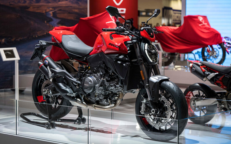 motocicleta naked de la ducati pe stand de preentare