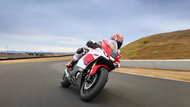 motocicleta super sport de culoare rosie inclinata pe partea dreapta pe circuit