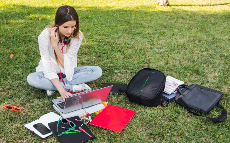 o tanara foloseste gadgeturi in aer liber