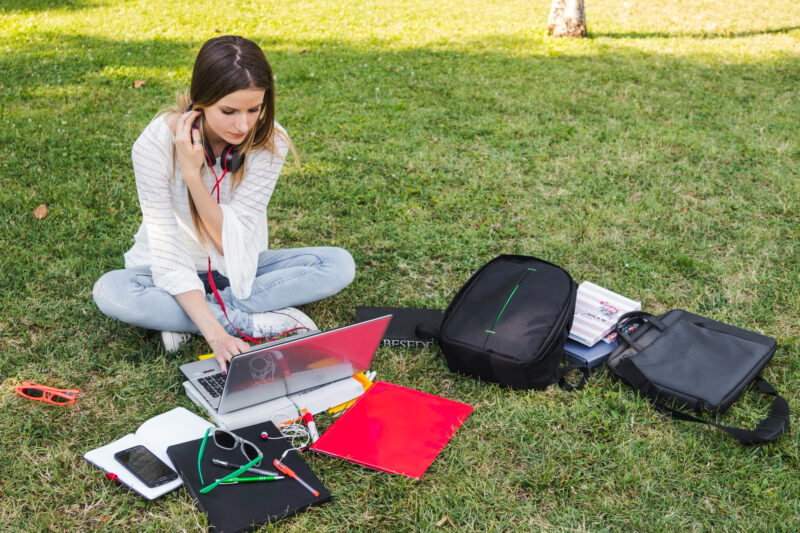o tanara foloseste gadgeturi in aer liber