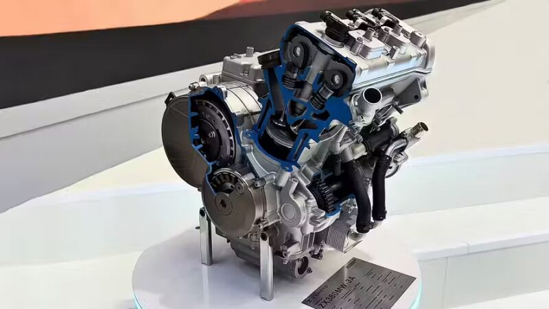 motor motocicleta in trei cilindri