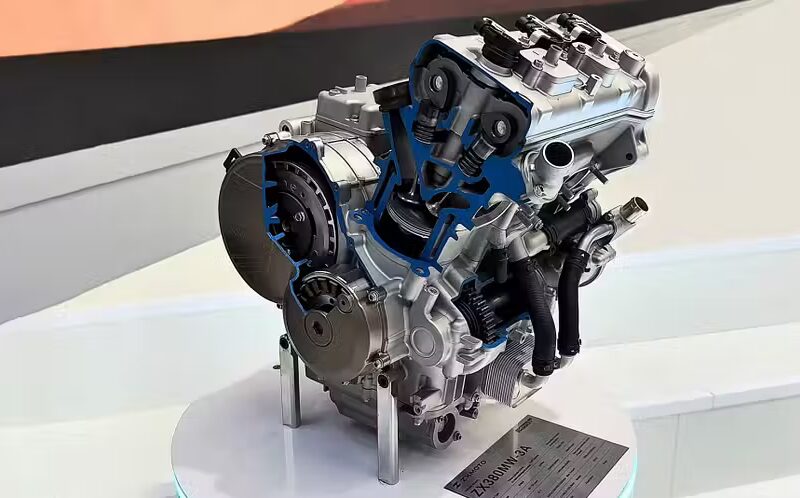 motor motocicleta in trei cilindri