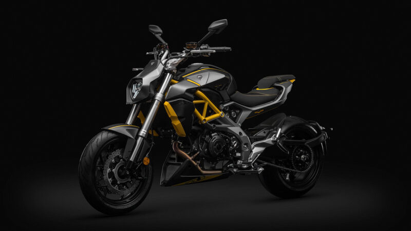 motocicleta cruiser neagra cu galben pe fundal negru