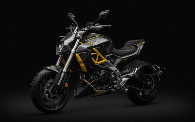 motocicleta cruiser neagra cu galben pe fundal negru