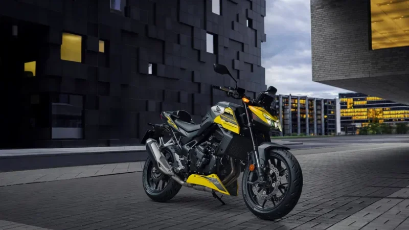 motocicleta galbena in mediul urban futurist