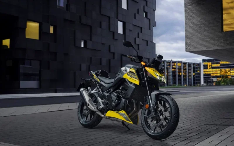 motocicleta galbena in mediul urban futurist