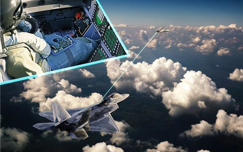 F-22 Raptor care controlează o dronă