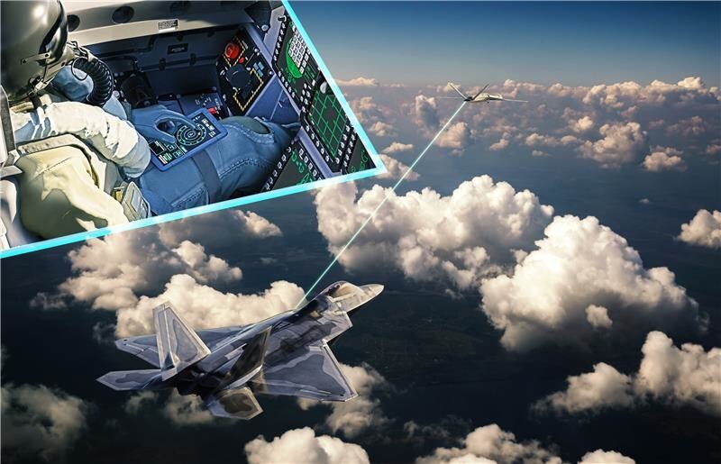 F-22 Raptor care controlează o dronă