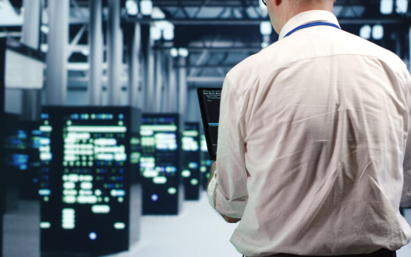 barbat intr-un centru de date