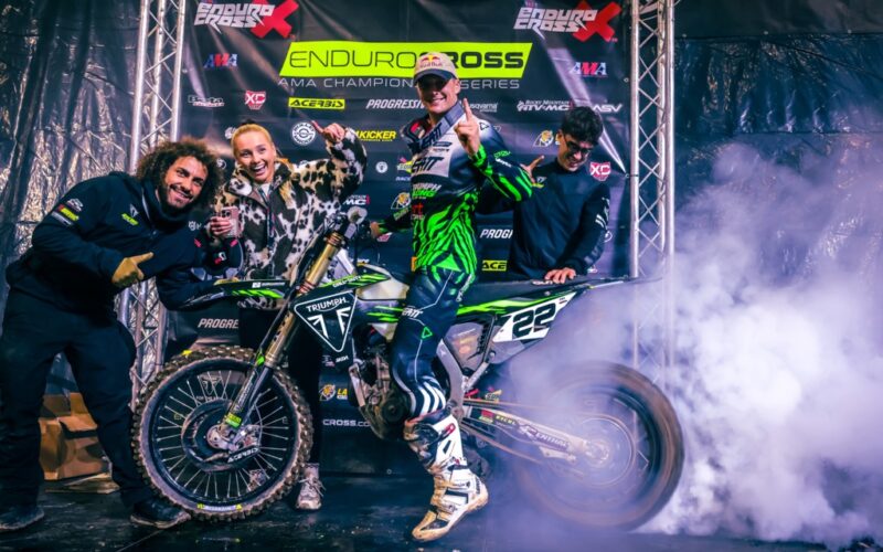 motociclist ennduro pe podium