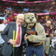 Warren-Buffet-la-un-meci-de-baschet-NBA